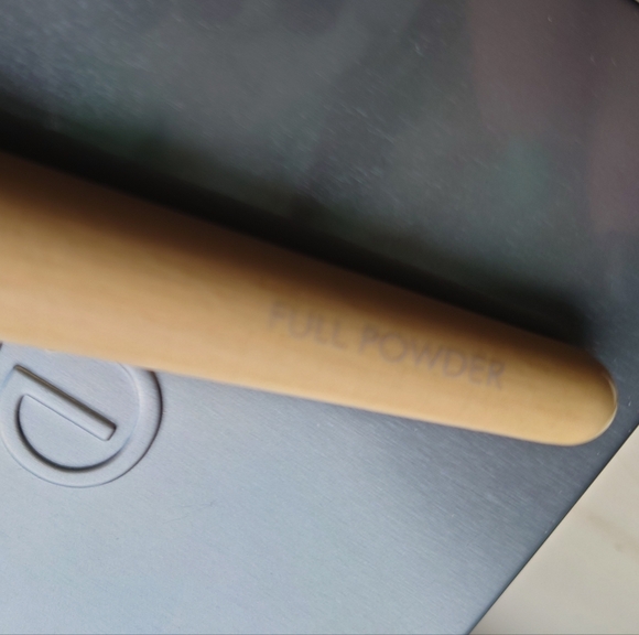 EcoTools 6 makeup brushes with tin box - Picture 7 of 7